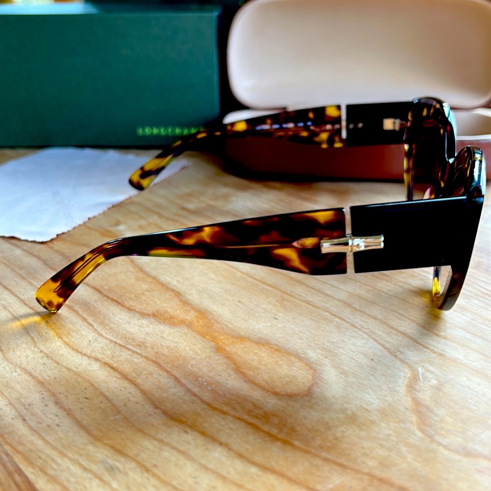 LONGCHAMP Sunglasses- New
Havana Purple
Reference : 55144LUAE04
$190.00 - Picture 6 of 8